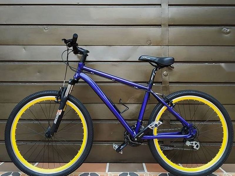 Bicicleta azul con rines amarillos