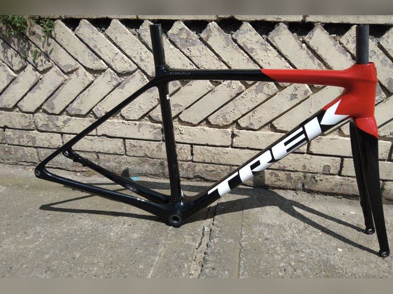 Cuadro Trek rojo y negro pintado con aerógrafo