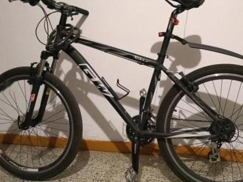 Bicicleta de montaña negra y gris
