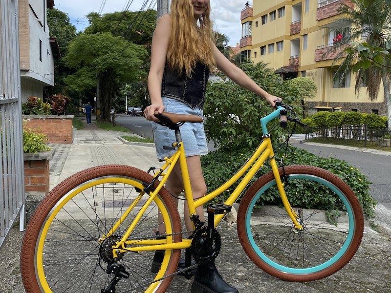 Bicicleta amarilla con llantas terracota
