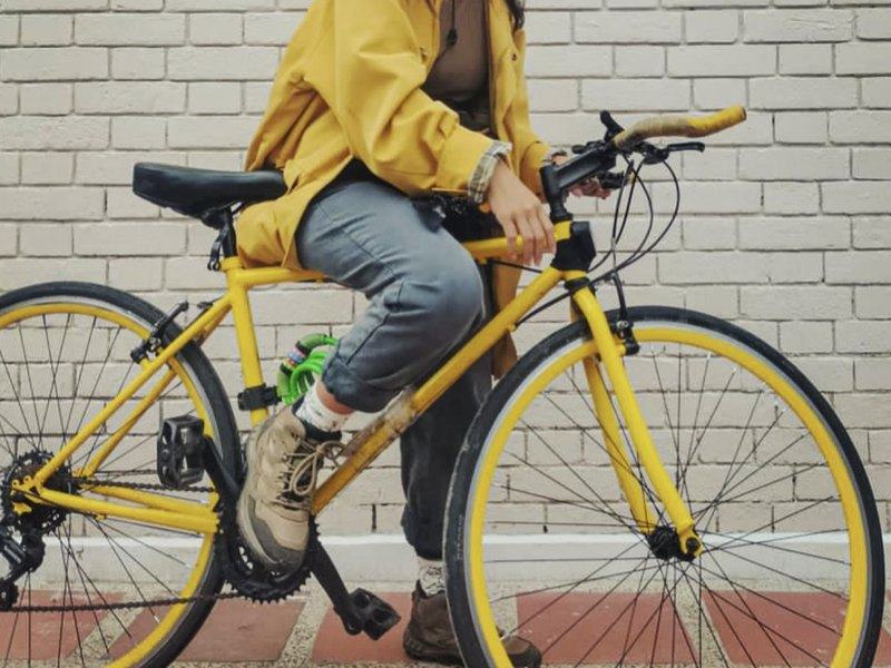 Bicicleta urbana amarilla armada a la medida de su dueña